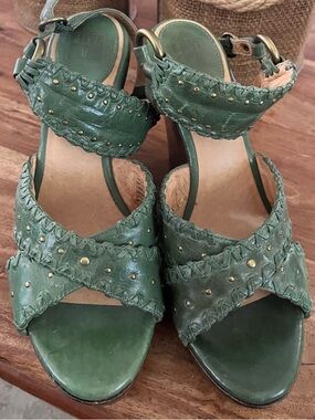 FRYE Piper X Strap Leather Sandals in Sage Green EUC